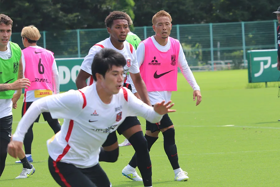 浦和に異例の19歳186cm逸材！2029年内定の大型DFにファン熱狂「未来の日本代表選手！」