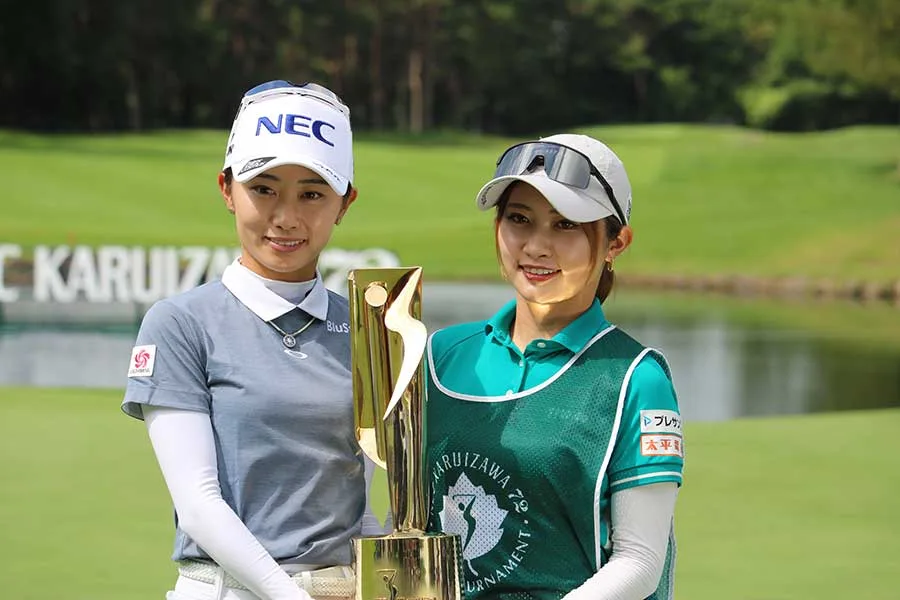 安田祐香が記録ずくめ完全V！姉キャディとの4秒抱擁にファン感動