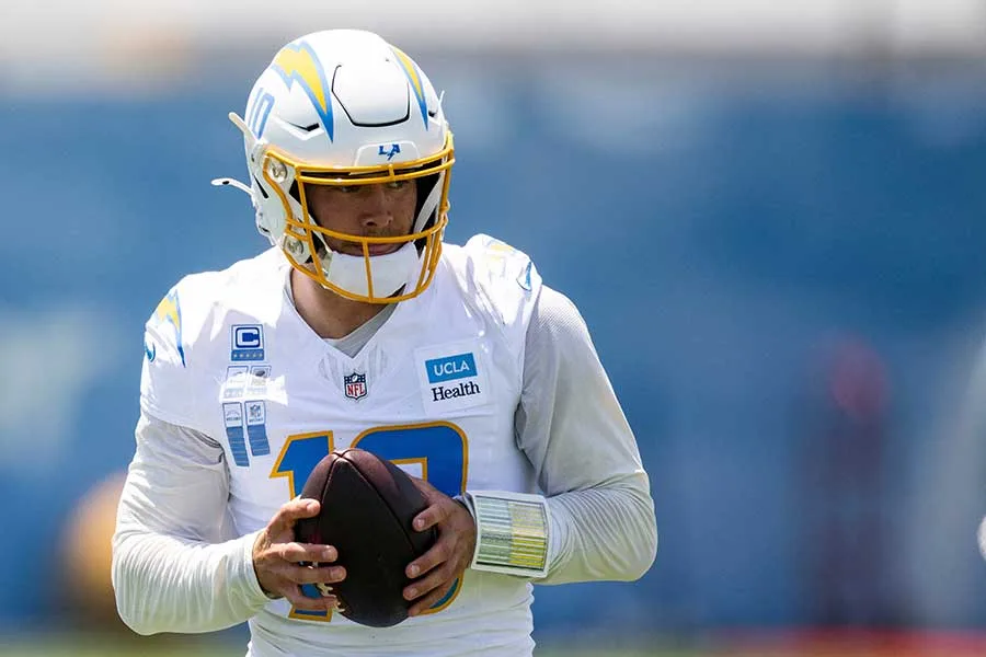 NFLスターQBハーバートが人気歌手ビアーと婚約！1億円超え指輪に全米騒然