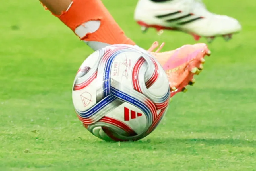 米高校サッカーで衝撃暴行！馬乗りパンチ連打で選手退場