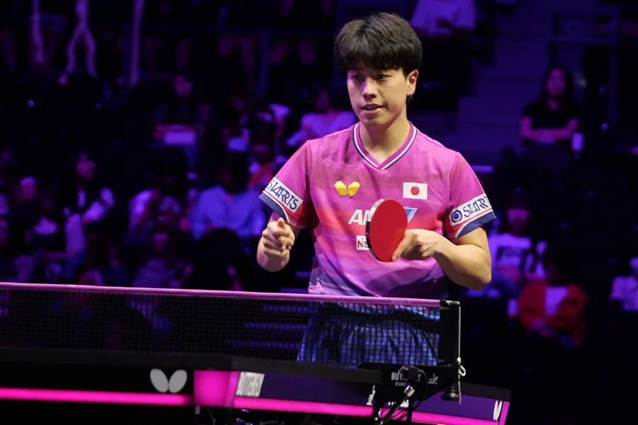 篠塚大登、衝撃の“二刀流”ラケットスイッチ！フルゲーム制し話題沸騰【WTT横浜】
