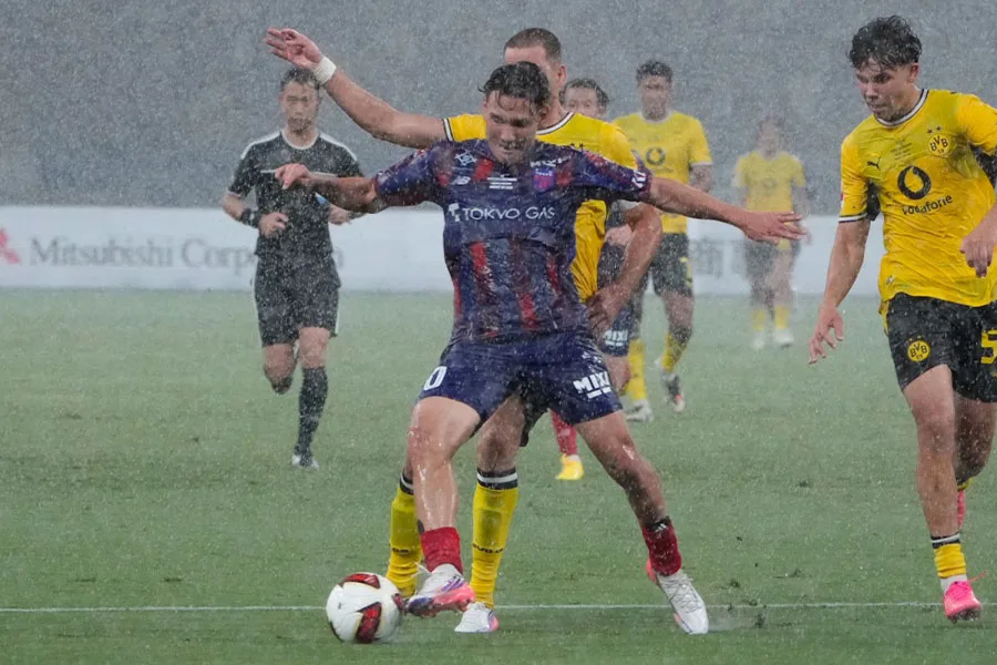 雷警報で試合中断！FC東京vsドルトムント、国立に激しい雷雨襲来