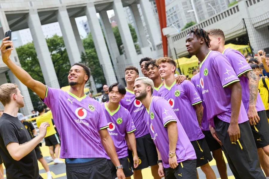 ドルトムント選手11人、都庁で炎天下の神対応！100人以上の子どもにサイン