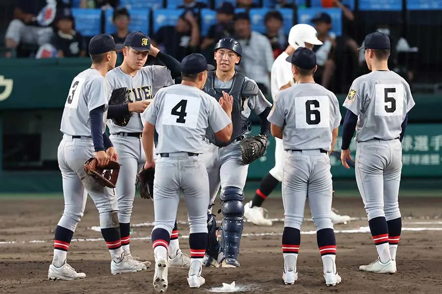 仙台育英ナインが体育座り！？須江監督の熱弁にファン注目「初めて見た」