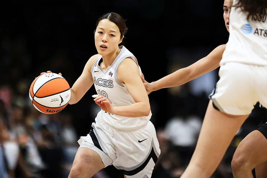 山本麻衣、211cm中国選手との46cm差マッチアップに米衝撃！16得点の活躍