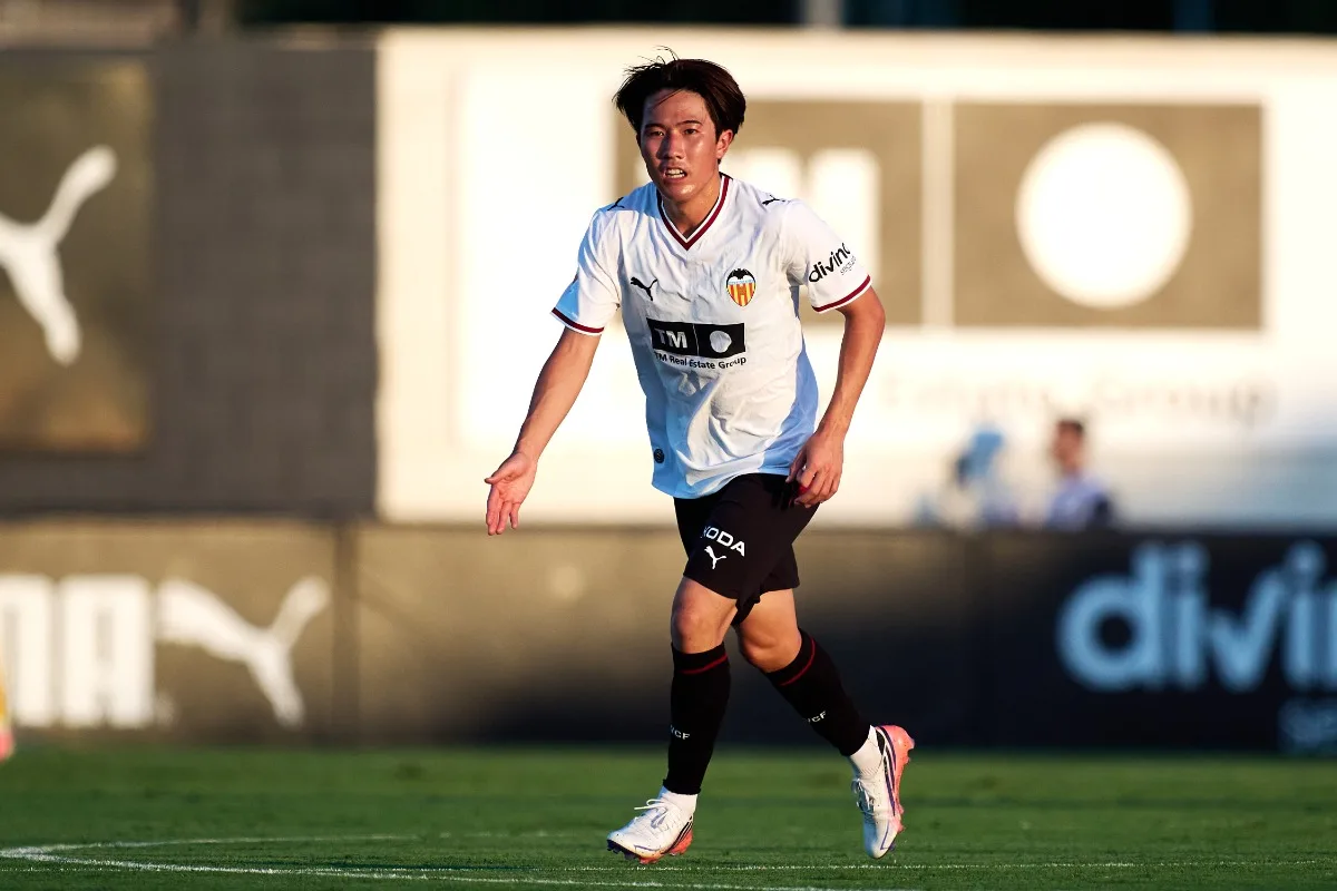 佐藤龍之介、衝撃の4戦1G3A！現地絶賛「スタメンの座を勝ち取った」