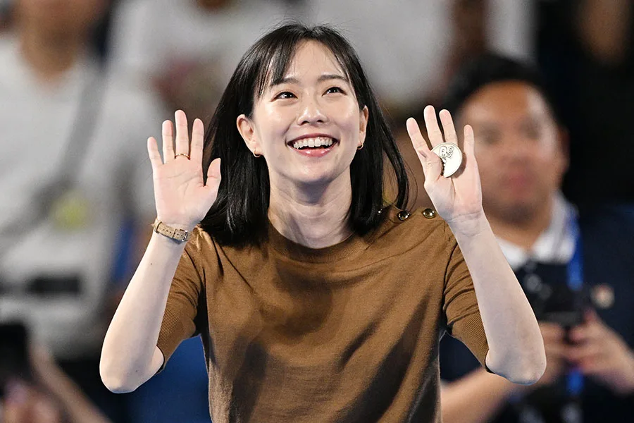 石川佳純、顔よりデカいスイカにビックリ笑顔！ファン「可愛すぎて元気出た」