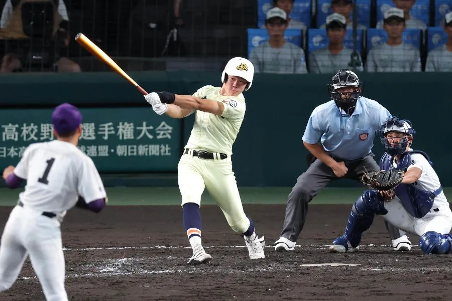 「星稜に似てる？」英明のクリームユニホームが甲子園で話題沸騰！夏も視線独占