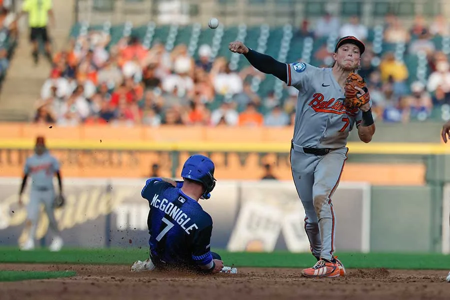 リスと鳩が乱入！MLB球場でドリフ並みの大逃走劇