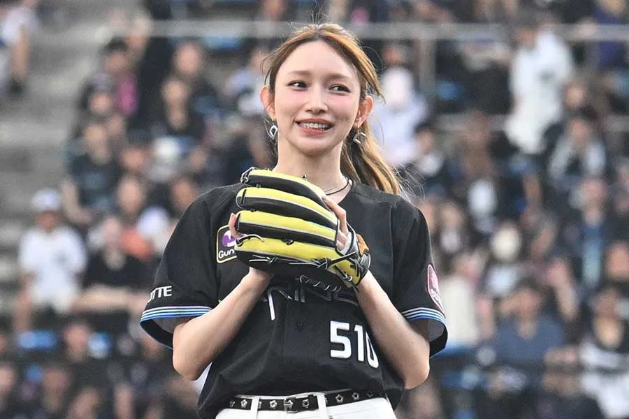 「ゴマキって40歳なのかよ」後藤真希がロッテ戦始球式！変わらぬ姿にファン衝撃