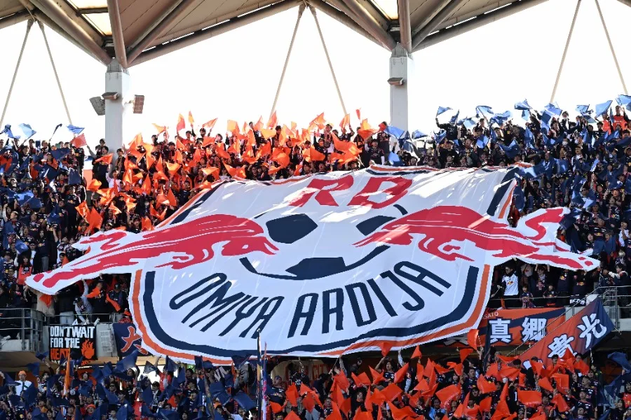RB大宮の新ユニが衝撃！ネイビー基調にオレンジライン「栗鼠みたい」と話題